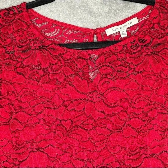 Lynn Ryan 1X Shirt‎ Top Red Floral Lace Short Sleeve Round Neck Button Back - Picture 3 of 8